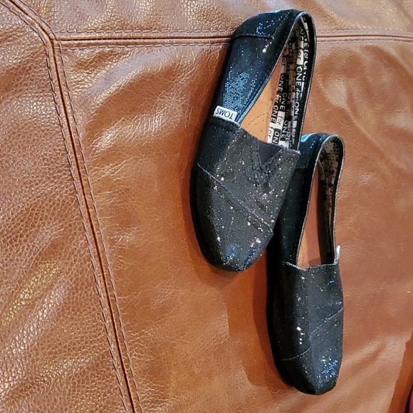 Good condition Girls Toms, size Y2 - Picture 2 of 7